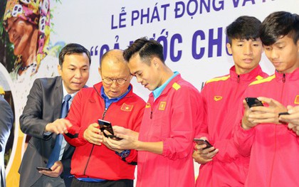 Cầu thủ đội tuyển Việt Nam khiến fan "tan chảy" với hành động tặng 71 chỉ vàng và 100 triệu đồng cho người nghèo