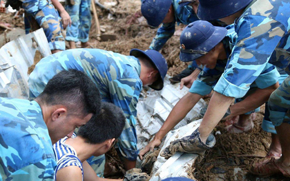 Chùm ảnh: Người dân Nha Trang đau xót dựng bàn thờ chung cho những nạn nhân đã khuất sau trận lũ và sạt lở lịch sử