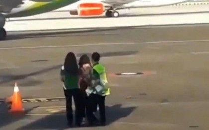Đến sân bay muộn, người phụ nữ lao ra đường băng đuổi theo máy bay với hy vọng có thể nhảy lên như xe buýt