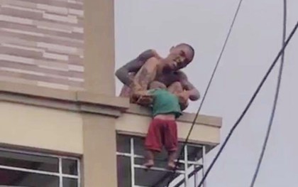 Vụ gã đàn ông thả bé trai hơn 1 tuổi từ mái nhà xuống: Cháu bé được đỡ kịp thời, nghi là con của đối tượng
