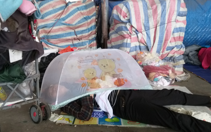 Bé gái 1 tháng tuổi phải đắp chăn nằm vỉa hè chợ Đồng Xuân: Gia đình muốn đón nhưng người mẹ đều bỏ trốn