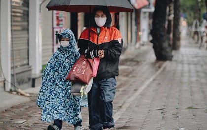 Chùm ảnh: Sau một đêm trở gió Hà Nội mưa lạnh xuống đến 17 độ C, người dân co ro ra đường