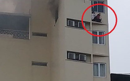 Clip: Cháy khách sạn trong phố cổ Hà Nội, 2 người phải đu bám ở gờ tường cách mặt đất hàng chục mét