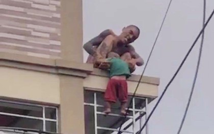 Vụ em bé 17 tháng tuổi bị bố ruột thả từ tầng 2 xuống đất: Đối tượng khai gì tại CQĐT?