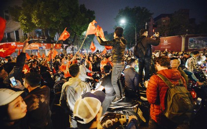 Hàng nghìn cổ động viên Hà Nội đổ ra đường ăn mừng chiến thắng thuyết phục của đội tuyển Việt Nam trước Campuchia