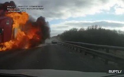 Video: Ô tô con văng bánh, lao vào làn đường ngược chiều làm xe tải phát nổ