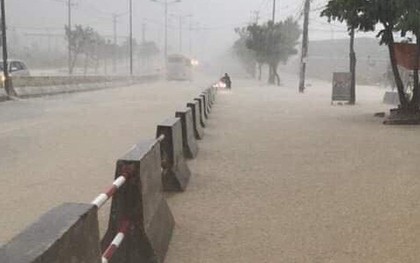 Nha Trang ngập sâu trong biển nước, sạt lở kinh hoàng trong cơn bão số 9