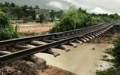 Ninh Thuận: Bão số 9 gây lũ lụt, nước cuốn trôi đường ray làm đường sắt tê liệt