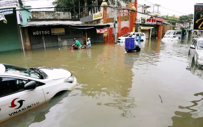 Sài Gòn ngập nặng nhiều tuyến đường sau bão số 9, dân công sở chật vật lội nước đi làm sáng đầu tuần
