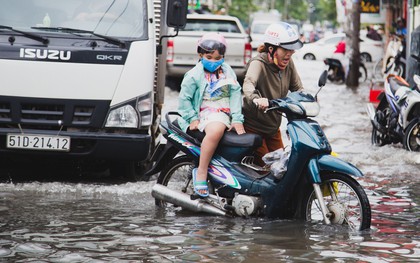 Ảnh: Bão số 9 đi qua nhưng con đường "đau khổ" ở Sài Gòn vẫn ngập sâu trong nước