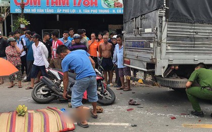 Tông vào xe tải đang lùi từ trong nhà ra đường, 2 thanh niên thương vong ở Sài Gòn