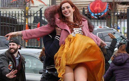 Tung tăng nhảy múa trên phố, Anne Hathaway "lộ hàng" vì bị gió thổi tốc váy