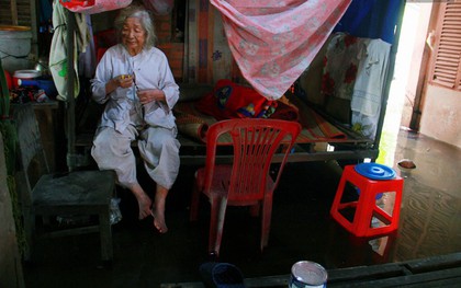Nước bẩn ngập nhà sau bão Usagi ở Sài Gòn đến nay vẫn không rút, cụ bà 4 ngày chưa thể ra khỏi giường