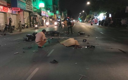 2 xe máy nát vụn sau va chạm kinh hoàng ở Sài Gòn, 3 người thương vong