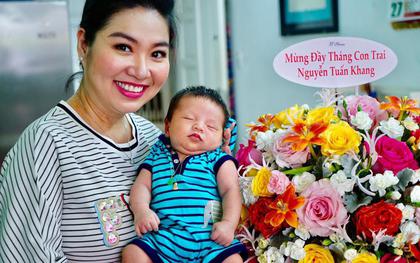 Lê Khánh lần đầu công khai cận mặt con trai đầu lòng trong ngày đầy tháng