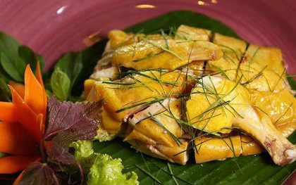 Tuyển Việt Nam được ăn thịt gà và nhiều món truyền thống trong bữa đầu tiên tại Lào