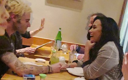Vừa rời trung tâm cai nghiện, Demi Lovato bị bắt gặp hẹn hò và nắm tay trai đẹp mới