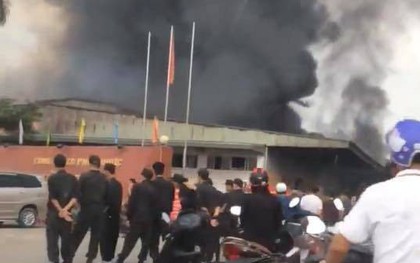 Hưng Yên: Lửa và khói bốc cháy khủng khiếp tại công ty dược, bao trùm toàn khu vực