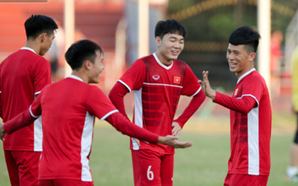 Trọng "ỉn" trút giận lên Văn Toàn trong buổi tập đá ma trước thềm AFF Cup 2018