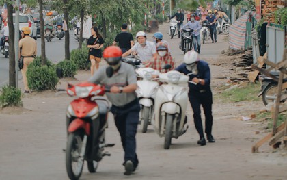 Hàng trăm người dắt xe máy ngược chiều trên vỉa hè: "Dù biết là sai và đẩy như vậy mệt lắm nhưng cực chẳng đã..."