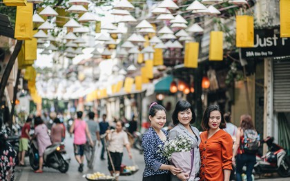 Sau "con đường ô" lãng mạn, Hà Nội xuất hiện "Hội An thu nhỏ" với 1.000 chiếc nón lá trên cao