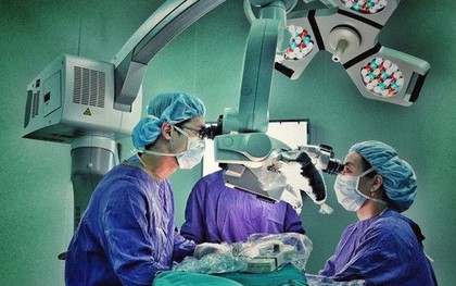 Hong tóc trước quạt, cô gái bị lột bay da đầu
