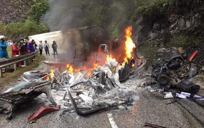 Lai Châu: Va chạm mạnh khiến xe đầu kéo bốc cháy còn container lật ngang giữa đường đèo