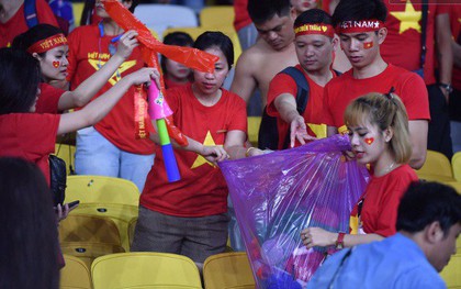 Hình ảnh đẹp: CĐV Việt Nam nán lại SVĐ Bukit Jalil ở Malaysia để dọn rác sau trận chung kết lượt đi của ĐT nước nhà