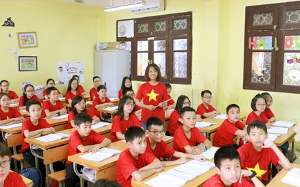 Cô trò cùng "nhuộm đỏ" lớp học để cổ vũ đội tuyển Việt Nam trước thềm trận chung kết lượt đi AFF Cup 2018