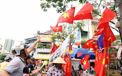 Quốc kỳ, áo đỏ sao vàng "cháy hàng" ở Sài Gòn trước trận chung kết lượt đi AFF Cup 2018
