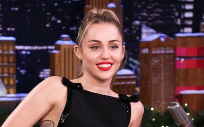 Là ca sĩ chuyên nghiệp nhưng Miley Cyrus lại để thua một MC khi chơi... đoán tên bài hát