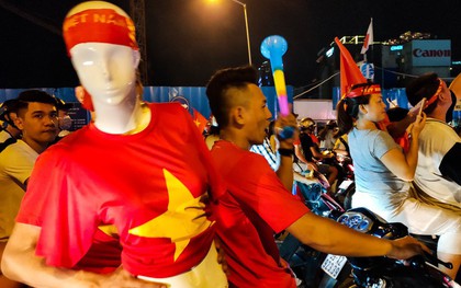 Thử thách chụp đêm chung kết AFF Suzuki Cup 2018 bằng Oppo R17 Pro: nhiều cảm xúc và bất ngờ!