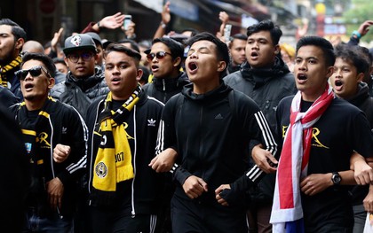 Video Ultras Malaysia đại náo phố cổ, đọ giọng với phụ nữ và trẻ em Hà Nội