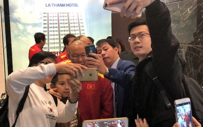 Gặp đội tuyển Việt Nam đi ăn sáng, người hâm mộ vây kín chụp hình cùng các thần tượng