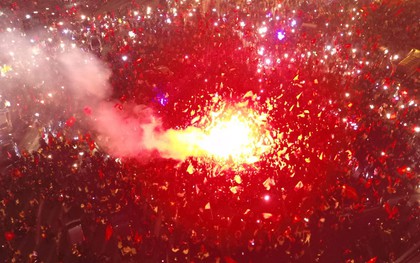 Chùm ảnh: Chảo lửa Mỹ Đình "nóng rực" khi người hâm mộ được thoả cơn khát vô địch AFF Cup sau 10 năm chờ đợi
