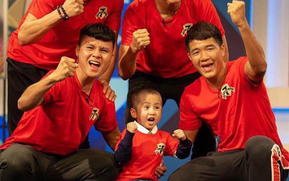 Quang Hải hoàn thành lời hứa mang cúp vàng vô địch về cho Tom - cậu bé 4 tuổi mắc ung thư não