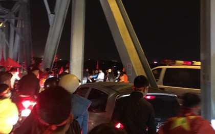 Trong niềm vui tột đỉnh, CĐV Hà Nội vẫn ăn mừng văn minh: Cùng "mở đường" cho xe cứu thương qua cầu Chương Dương