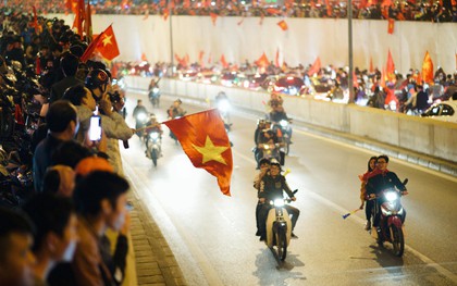 Đường phố trong "đêm vui không ngủ" sau khi Việt Nam đăng quang ngôi vô địch: Người lạ cũng thành quen