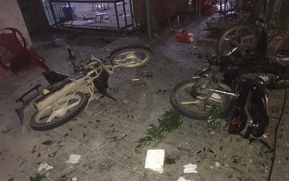 Ngồi ăn uống trên vỉa hè mừng Việt Nam vô địch AFF Cup, 2 người bị xe khách tông tử vong