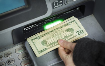 Làm giàu không khó: Anh bartender bỗng thành đại gia vì rút được gần 27 tỷ đồng từ chiếc máy ATM lỗi gần nhà