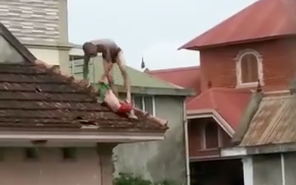 Khởi tố, tạm giam gã đàn ông "ngáo đá" ném con từ mái nhà xuống đất