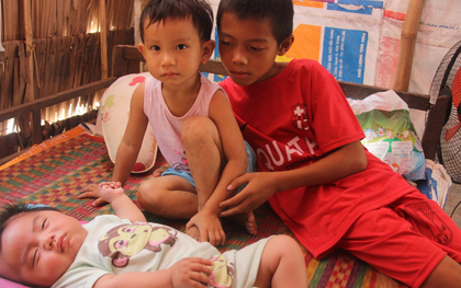 Lời khẩn cầu của người bố ôm con trai 9 tháng tuổi bệnh tật thì mẹ bỏ đi, để lại 3 con nheo nhóc