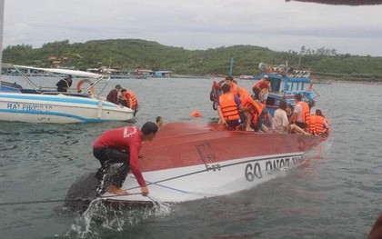 Lật tàu du lịch ở Nha Trang, ít nhất 2 người chết đuối