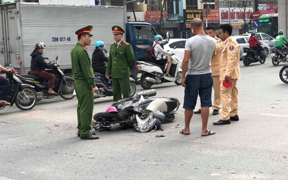 Hà Nội: Xe bồn lao nhanh húc văng 3 xe máy, đâm đuôi xe cẩu mới chịu dừng lại khiến 4 người bị thương