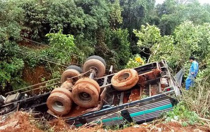 Tài xế và phụ xe cùng xe chở cà phê lao xuống vực sâu 20 m