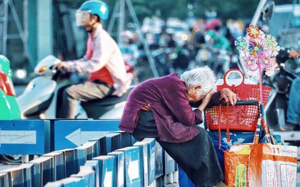 Hình ảnh cụ bà lưng còng gục đầu bên gánh hàng rong giữa ngã tư Hà Nội khiến nhiều người xót xa