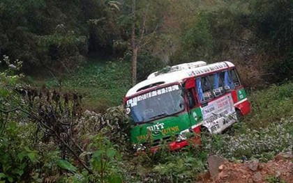 Nghệ An: Xe buýt chở hàng chục khách lao xuống vực bên đường sau va chạm với xe đầu kéo