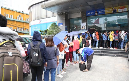 Hàng trăm sinh viên Sài Gòn tiếp tục đội nắng xếp hàng, chen chân giành suất đăng ký dự thi TOEIC