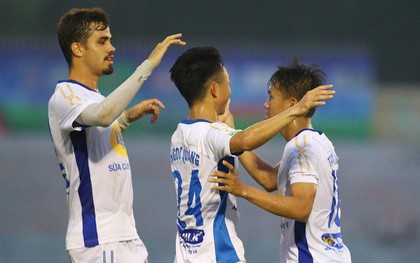 Đồng đội của Công Phượng thảm bại trong ngày nhận cúp vô địch