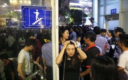 Người dân Sài Gòn toát mồ hôi, chen nhau chờ cả nửa tiếng vào nhà vệ sinh "giải quyết nỗi buồn" trước giờ đón năm mới